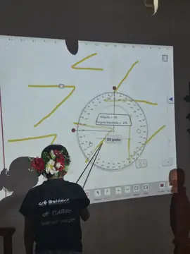Estudiante señala un ángulo de 90 grados en el tablero interactivo del colegio