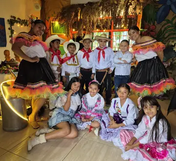 Grupo de estudiantes con trajes folclóricos del Huila en una muestra cultural del colegio