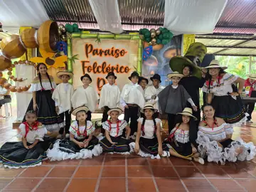Estudiantes y docentes con trajes de sanjuanero huilense en el evento Paraíso Folclórico